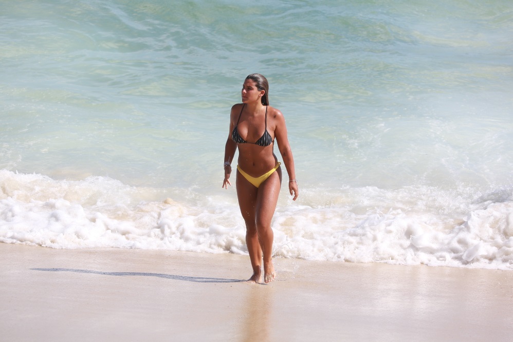 Giulia Costa exibe boa forma em dia de praia no Rio de Janeiro