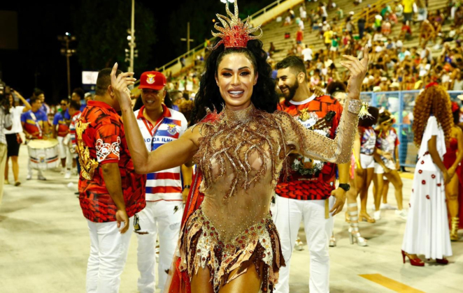 Gracyelle Barbosa curte o clima de Carnaval na Marquês de Sapucaí