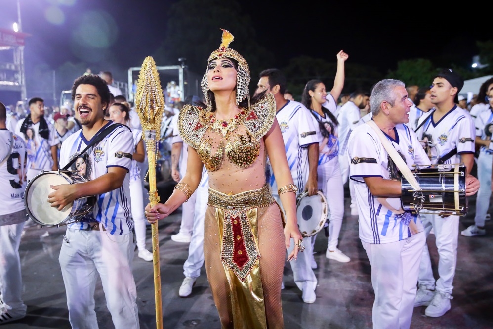 Lívia Andrade vira Cleópatra na avenida e arrasa