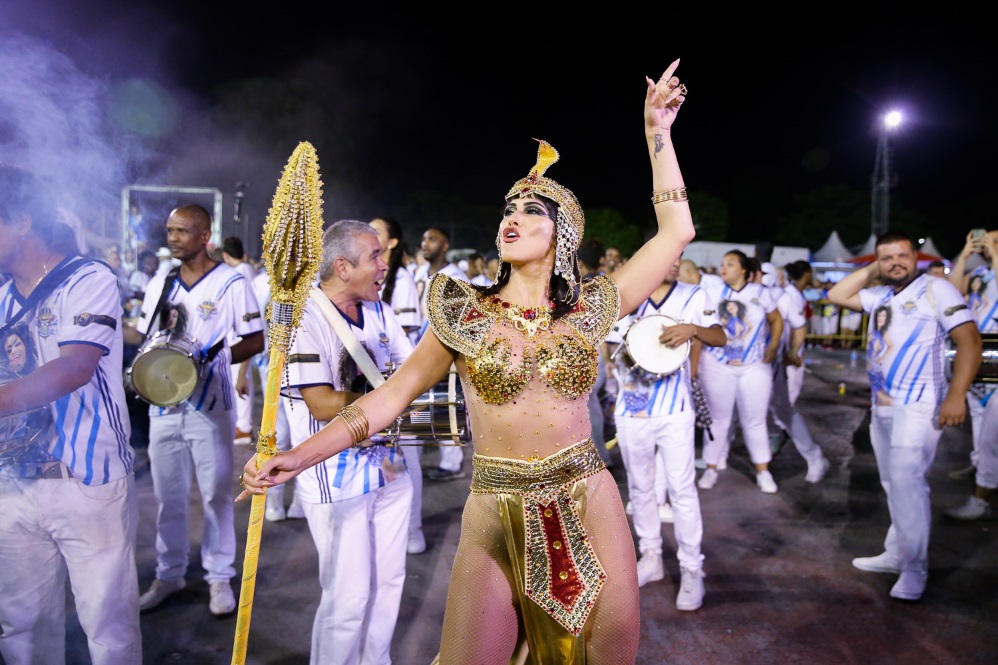 Lívia Andrade vira Cleópatra na avenida e arrasa