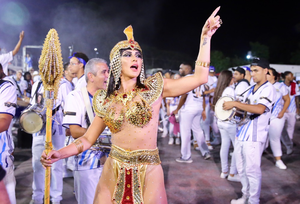 Lívia Andrade vira Cleópatra na avenida e arrasa