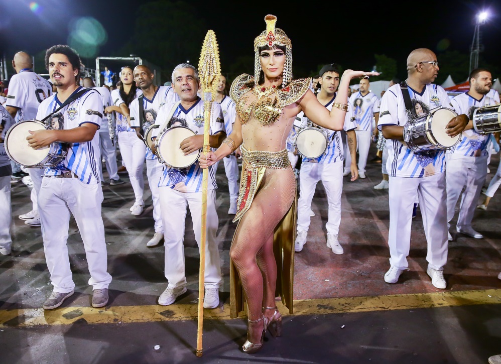 Lívia Andrade vira Cleópatra na avenida e arrasa