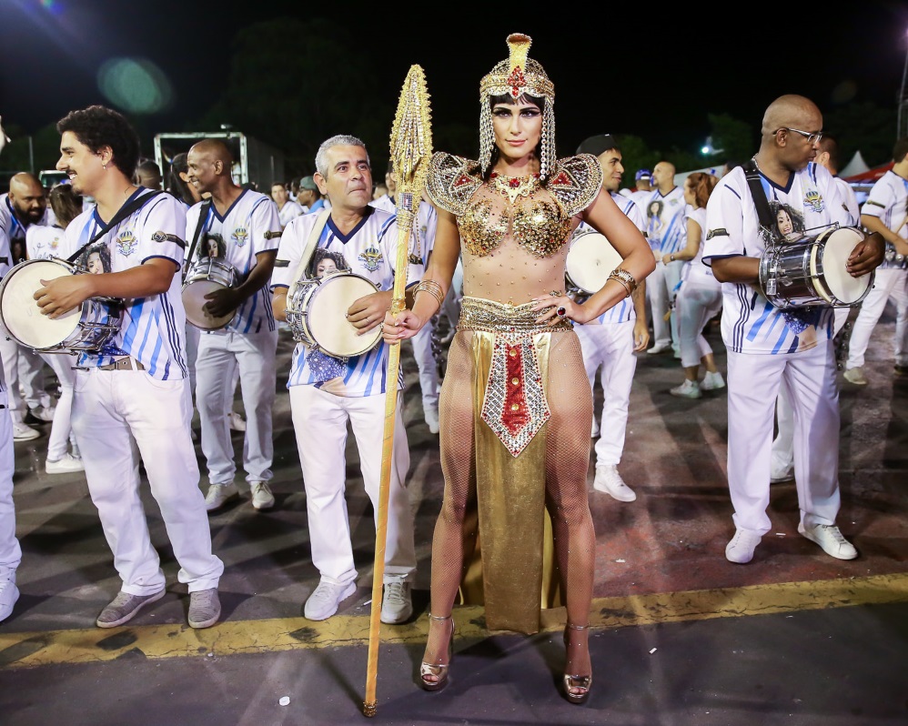 Lívia Andrade vira Cleópatra na avenida e arrasa