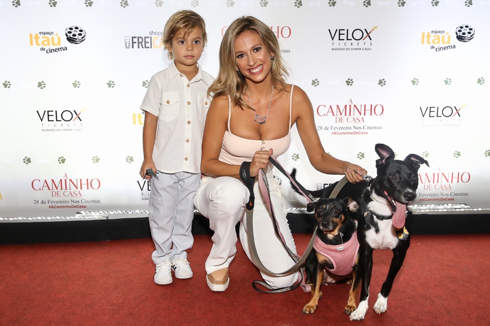 Luisa Mell vai com marido e filho ao cinema