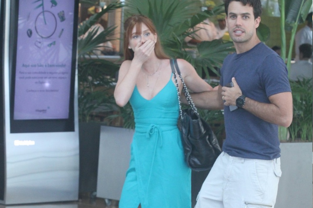 Marina Ruy Barbosa namora o marido em shopping