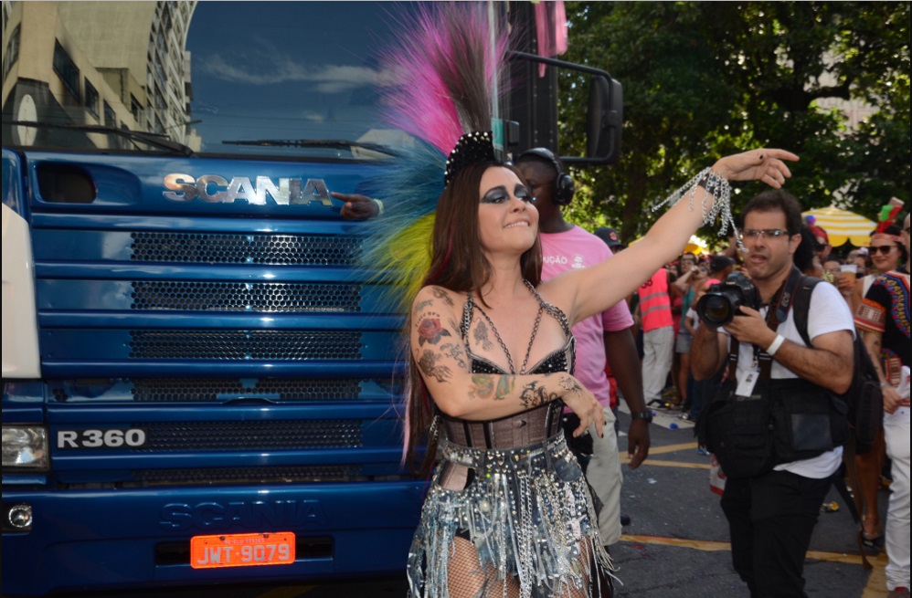 Alessandra Negrini arrasa como rainha do Bloco Baixo Augusta