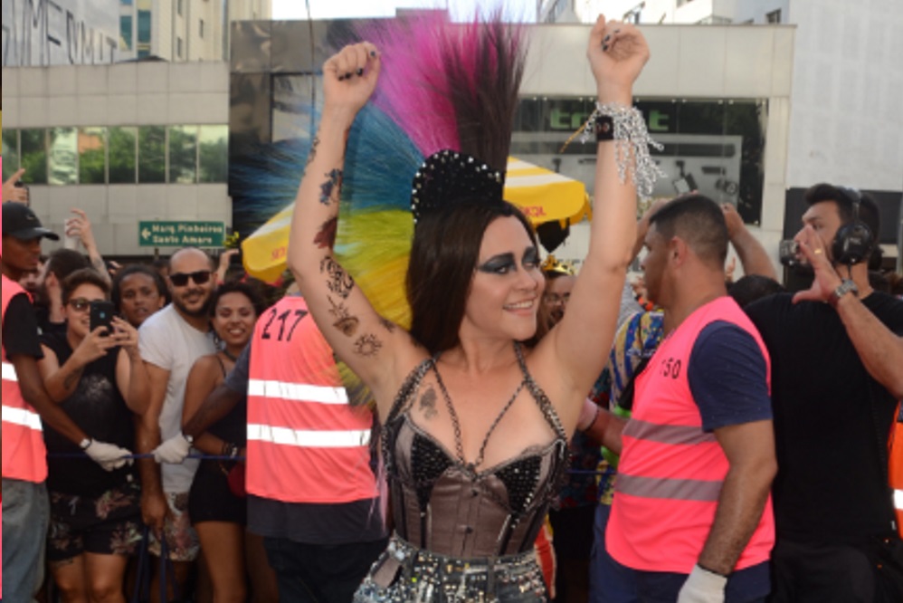 Alessandra Negrini arrasa como rainha do Bloco Baixo Augusta