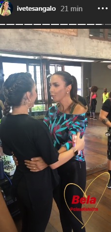 Claudia Leitte recebe abraço de Ivete Sangalo após anúncio de gravidez