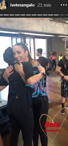 Claudia Leitte recebe abraço de Ivete Sangalo após anúncio de gravidez