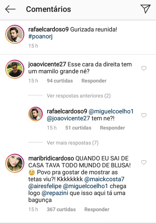 Rafael Cardoso posa sem camisa com amigos e 'leva bronca' da esposa