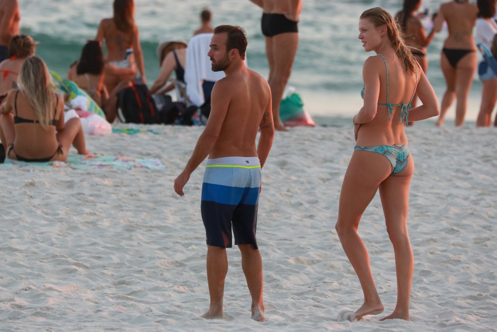 Roger Flores é puro romance com Betina Schmidt na praia