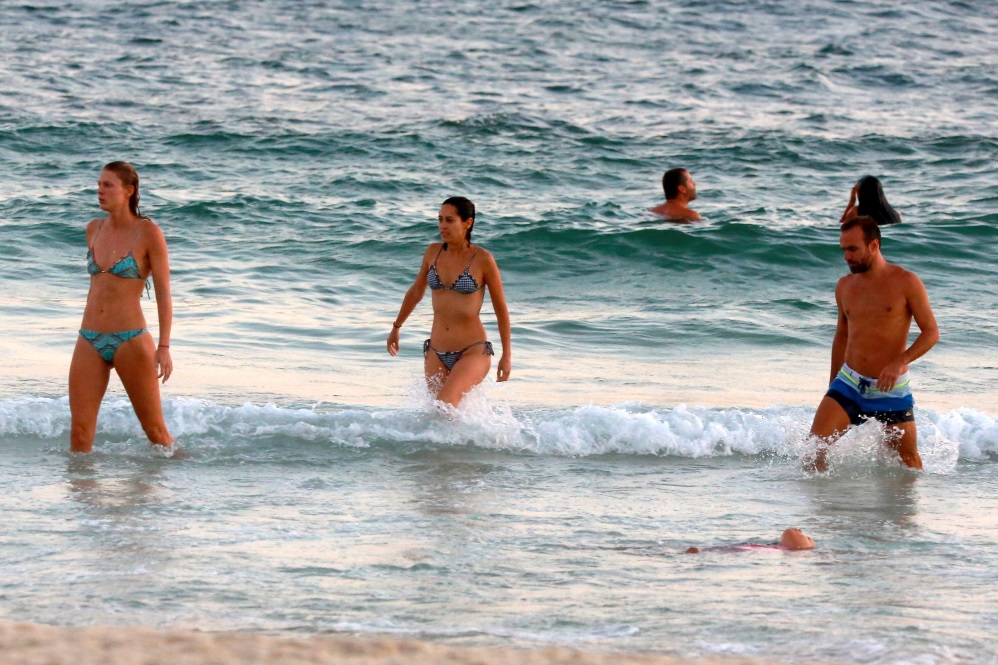 Roger Flores é puro romance com Betina Schmidt na praia