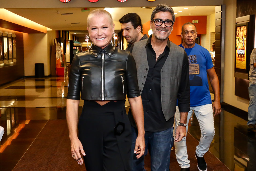 Xuxa radicaliza com novo look, em pré-estreia