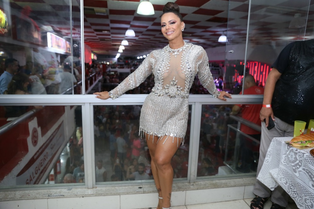 Viviane Araújo aposta em look prata transparente no samba