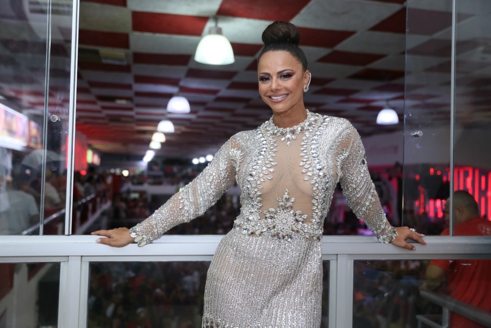 Viviane Araújo aposta em look prata transparente no samba