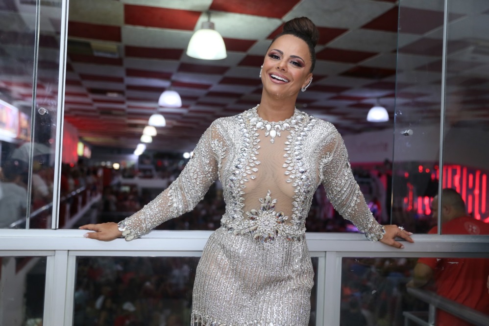 Viviane Araújo aposta em look prata transparente no samba