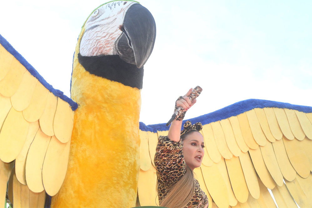 Claudia Leitte agita Salvador no último dia de Carnaval