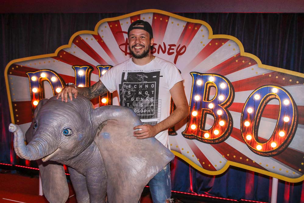 Famosos prestigiam a pré-estreia de Dumbo em SP