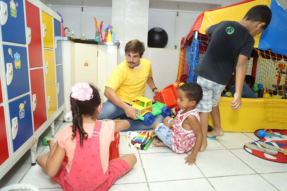Nicolas Prattes é pura fofura na Casa de Apoio à Criança com Câncer Santa Teresa