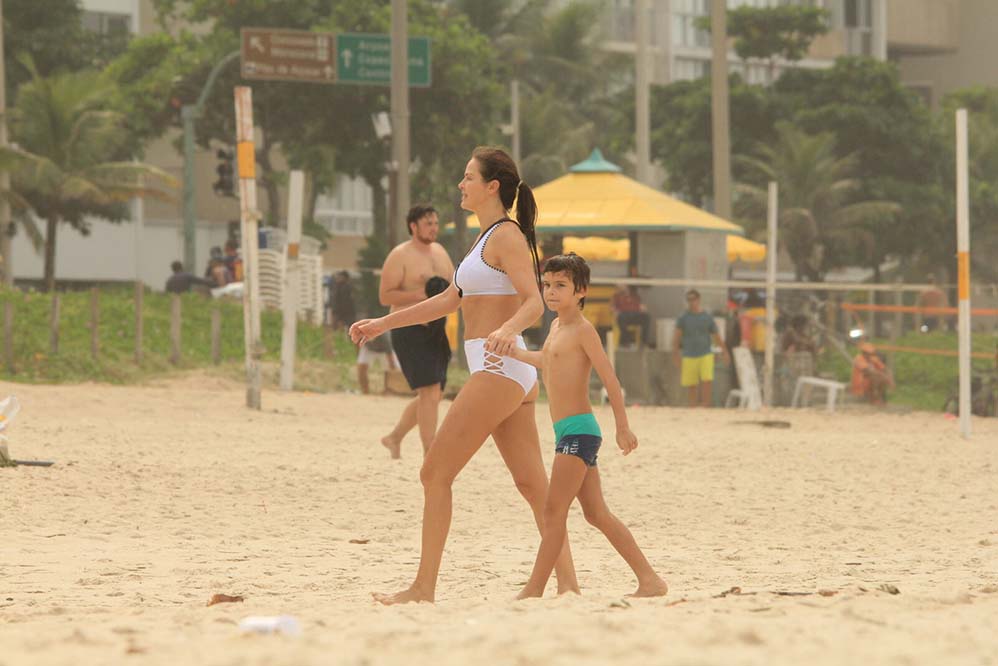 Letícia Birkheuer joga vôlei e curte praia com filho