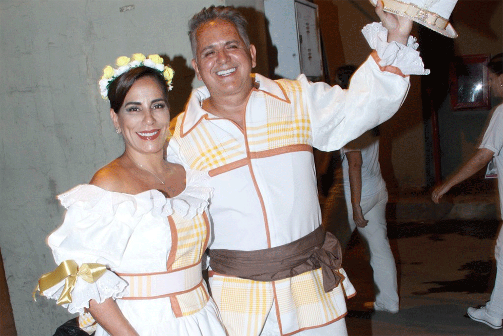 Com o marido, Glória Pires desfila pela Portela