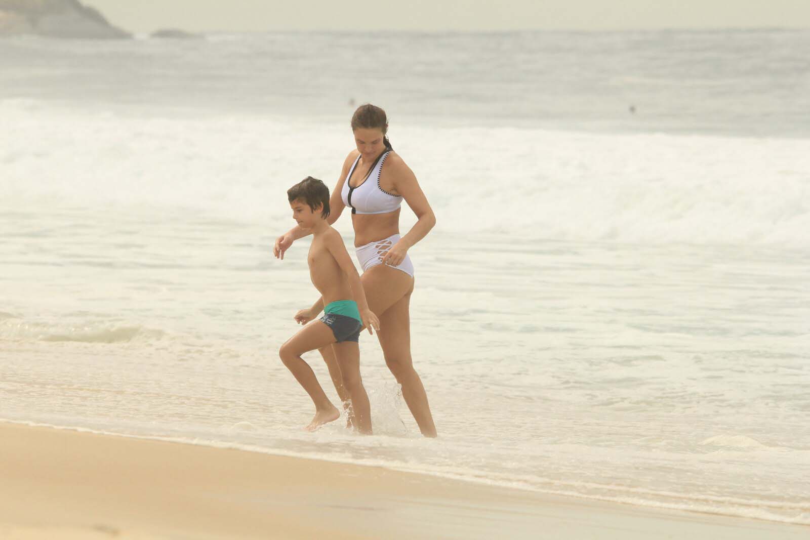 Letícia Birkheuer joga vôlei e curte praia com filho