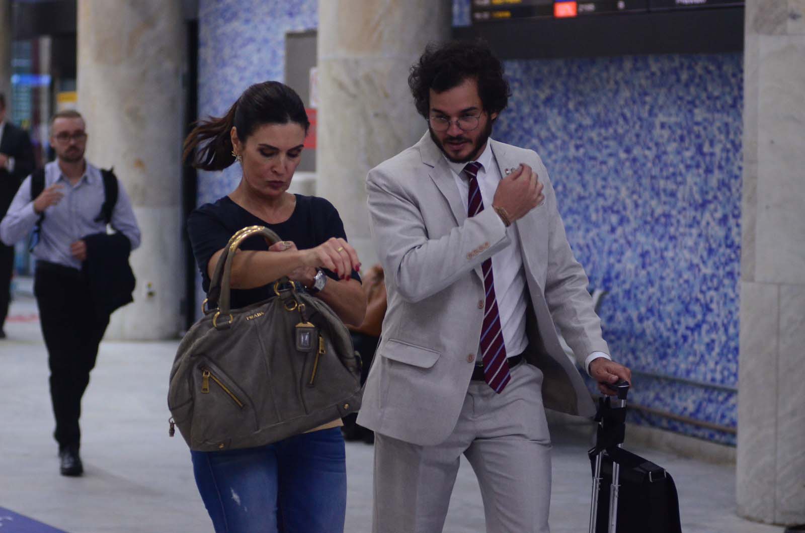 Vem ver Túlio Gadêlha e Fátima Bernardes trocando carinhos em aeroporto