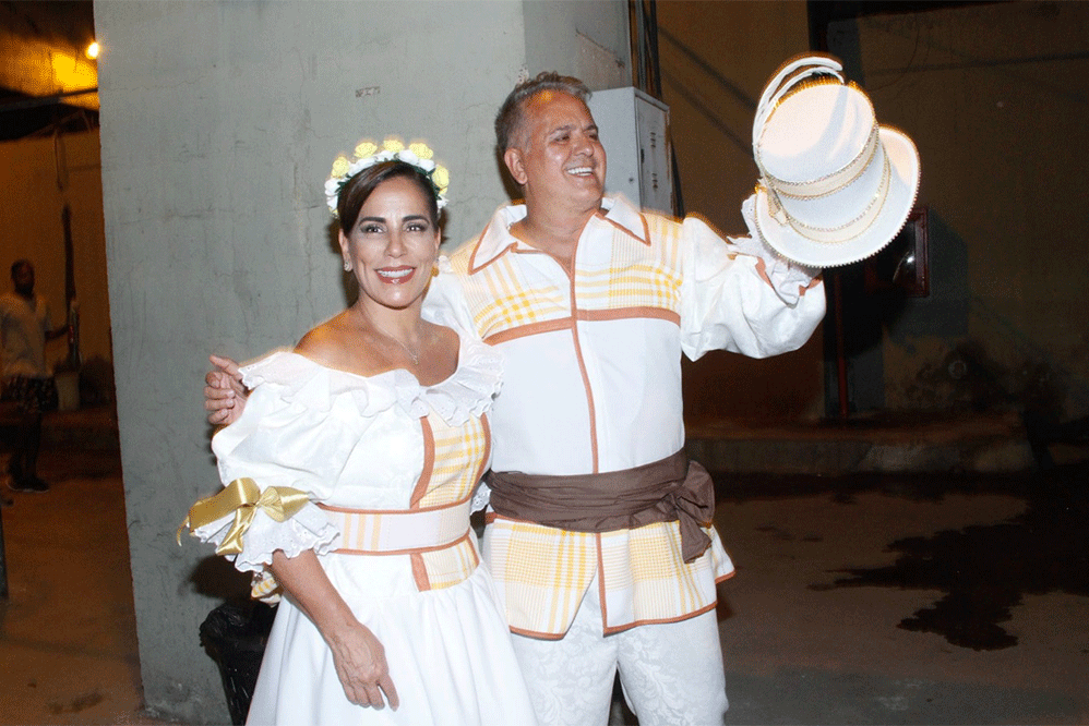 Com o marido, Glória Pires desfila pela Portela