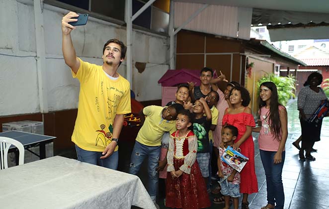 Nicolas Prattes visita casa de apoio à criança com câncer no Rio