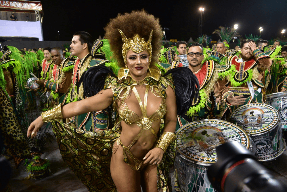  Viviane Araújo brilha como Rainha da Mancha Verde