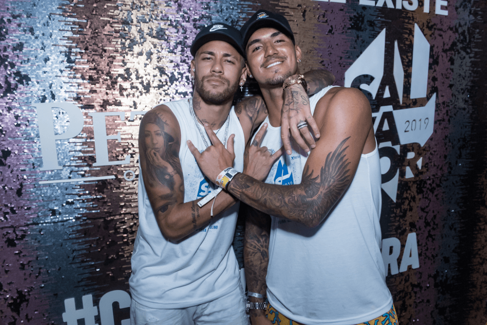 Neymar aproveita o Carnaval de Salvador de camarote