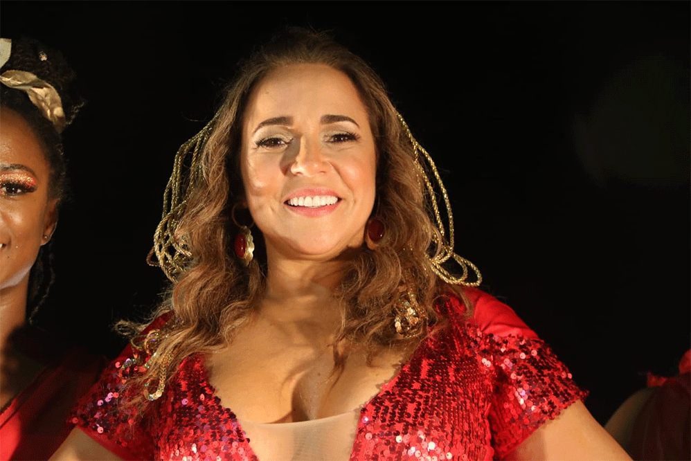 Com look vermelho, Daniela Mercury agita o Carnaval