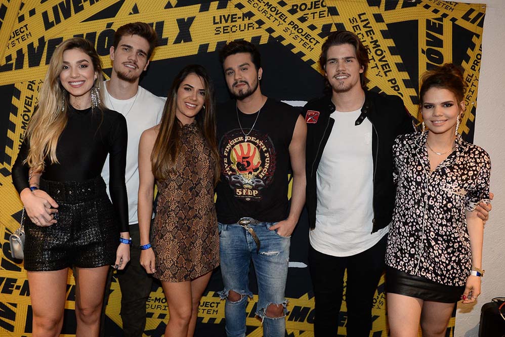 Luan Santana, com Jade Magalhães e amigos 