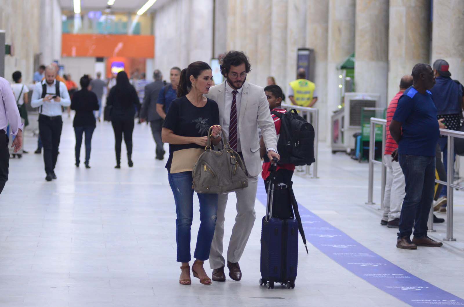 Vem ver Túlio Gadêlha e Fátima Bernardes trocando carinhos em aeroporto