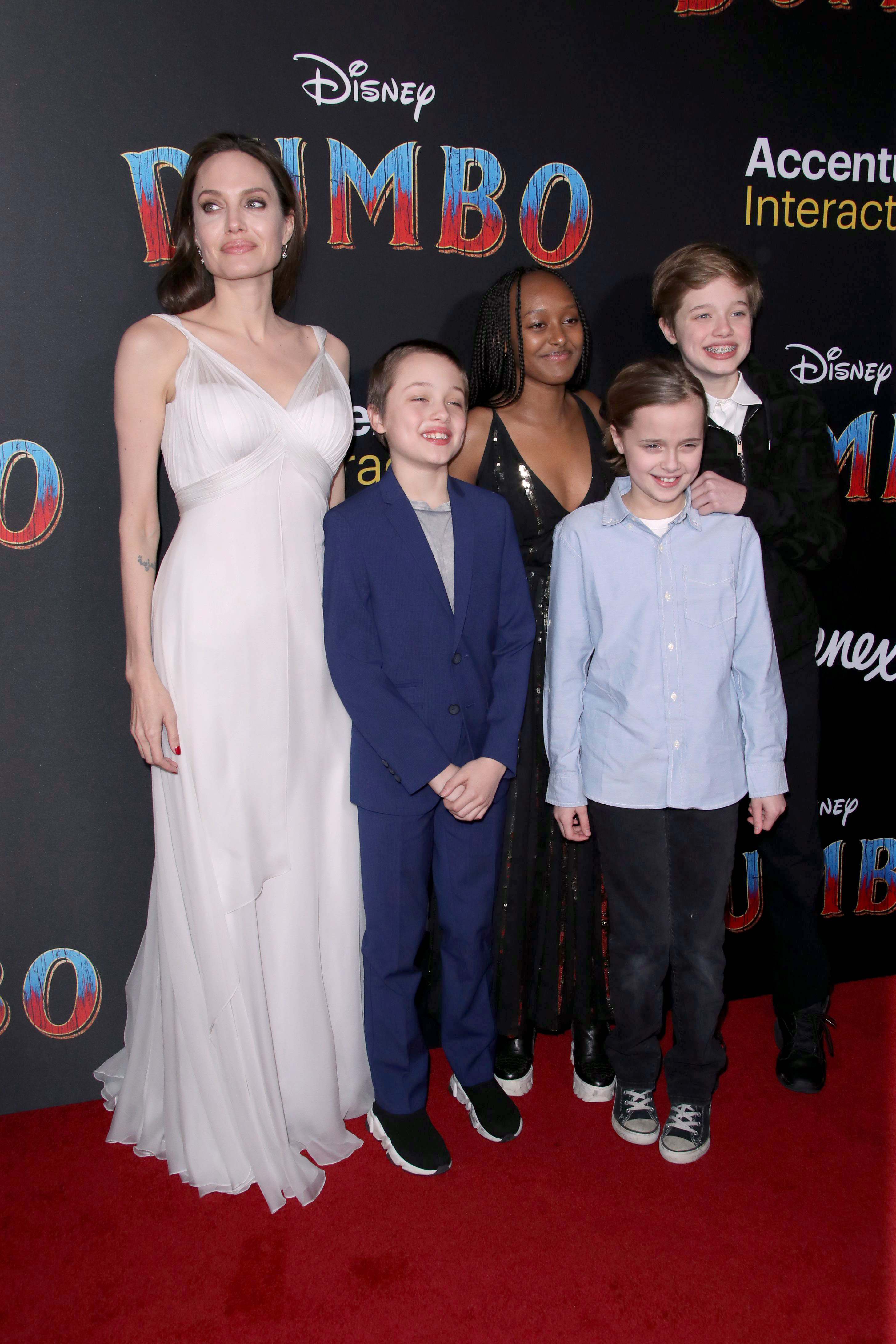 Angelina Jolie com os filhos