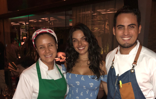 Ísis Valverde tira foto com chefs Sara Sanchez e Hugo Olaechea