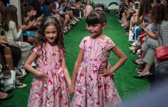 Duda Nagle desfila no 28º Fashion Week Kids e encanta os fãs 