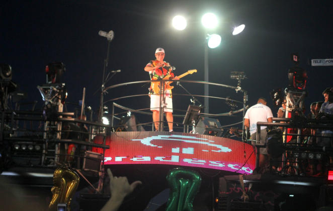 Durval Lelys anima Carnaval baiano com seu Trio elétrico