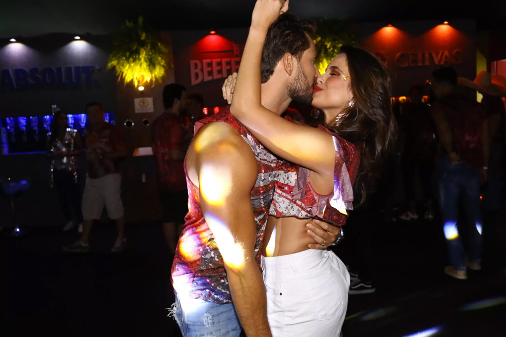 Ex-BBBs Kamilla Salgado e Elieser Ambrósio trocam beijos em camarote Bar Brahma, no Anhembi