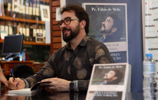 Padre Fábio de Melo lança livro na livraria Argumento