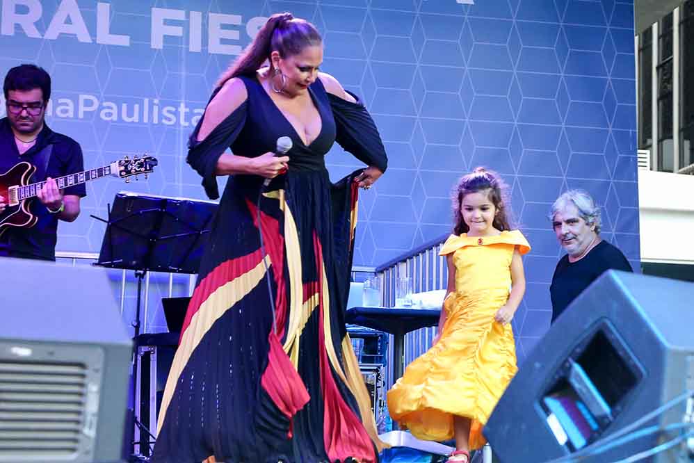 Julia, neta de Fafá de Belém, rouba a cena ao dançar carimbó em show da avó
