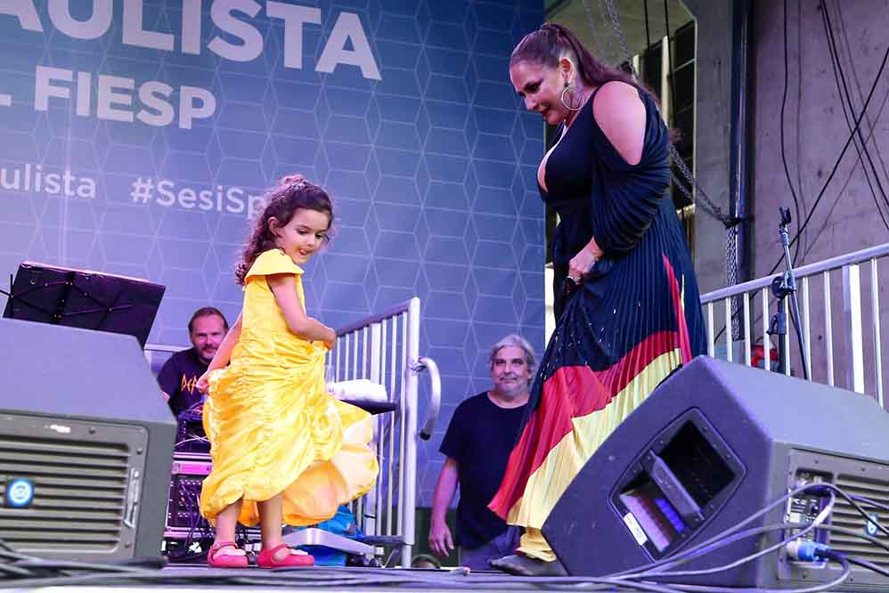 Julia, neta de Fafá de Belém, rouba a cena ao dançar carimbó em show da avó