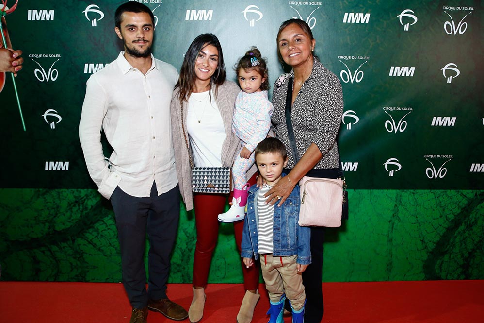 Felipe Simas, sua mãe Ana Paula Sang, Mariana Uhlmann, Joaquim e Maria Simas