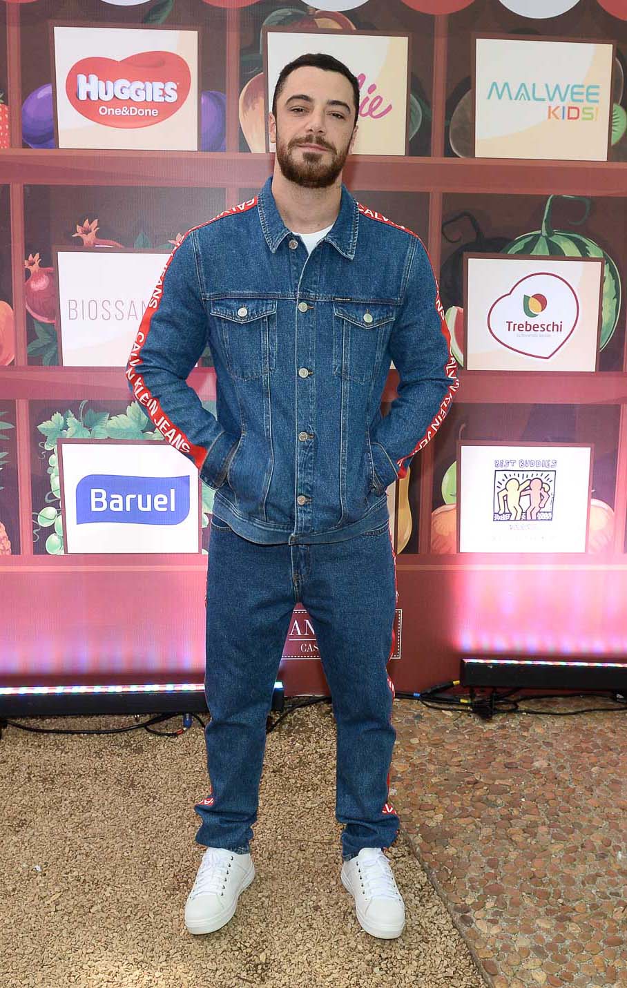 Felipe Titto esteve em eventgo de moda infantil e apostou em look 'all jeans'