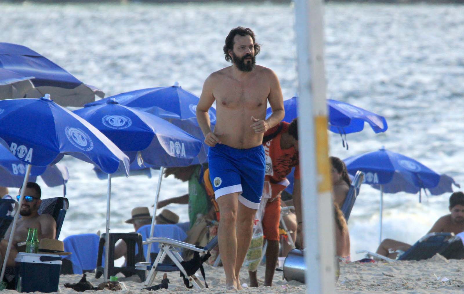 O ator Heitor Martinez aproveitou a tarde para correr em praia carioca