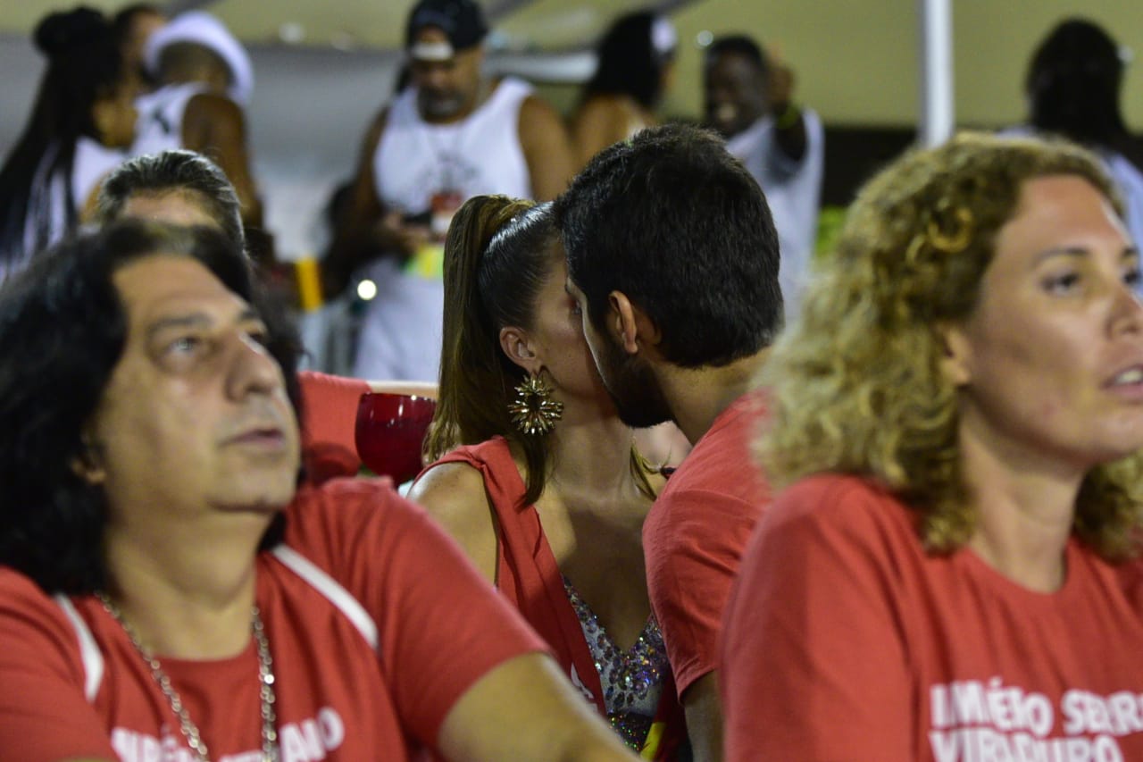 Agatha Moreira e Rodrigo Simas trocam beijos na Sapucaí