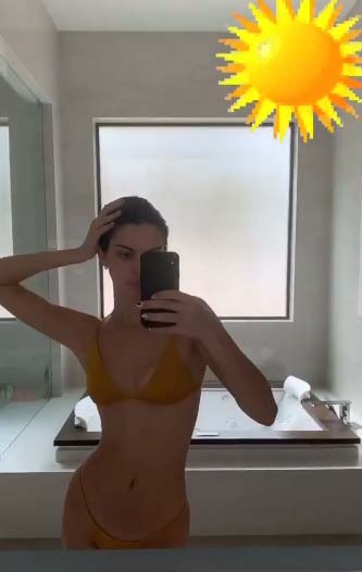 Kendall Jenner exibe suas curvas usando um biquíni amarelo mostarda