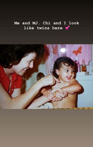 Kim Kardashian tomando um banho enquanto ainda era um bebê