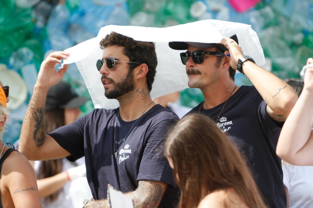 Famosos participam de ação de limpeza de praia