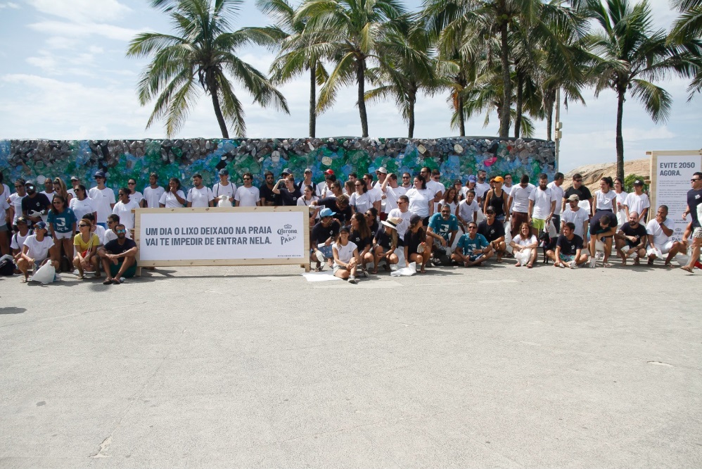 Famosos participam de ação de limpeza de praia